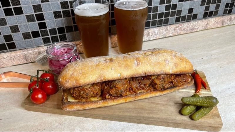 Leckeres Fleischbällchen-Sandwich in Tomatensauce. ASMR