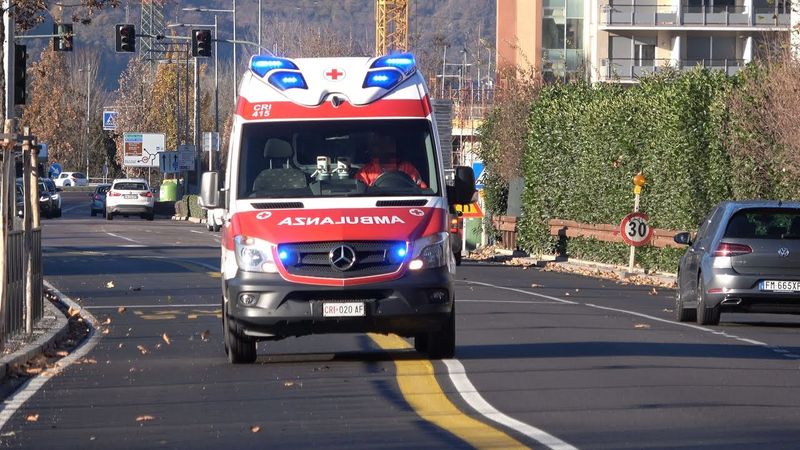 4K - Ambulanza Croce Rossa Italiana Bolzano in emergenza - RTW IRK Bozen auf einsatzfahrt.