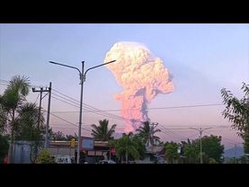 Столб пепла высотой 18 км выбросил в небо вулкан Левотоби Лаки-лаки