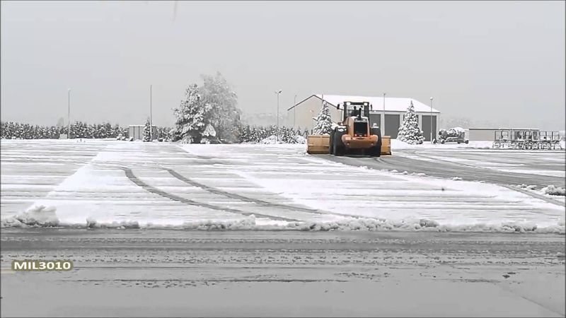 Авиабаза ВВС США Рамштайн в Германии  Первый снег в 2014 году