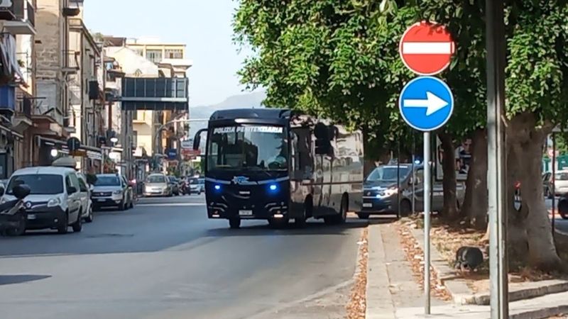 Palermo: passaggio in sirena PULLMAN POLIZIA PENITENZIARIA + FIAT TALENTO