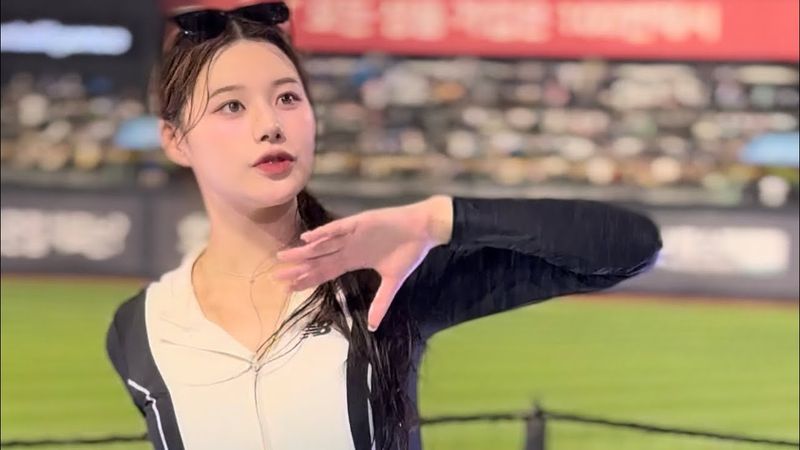 물 맞으며 마법의성 부르는 KT 위즈 이예빈 치어리더