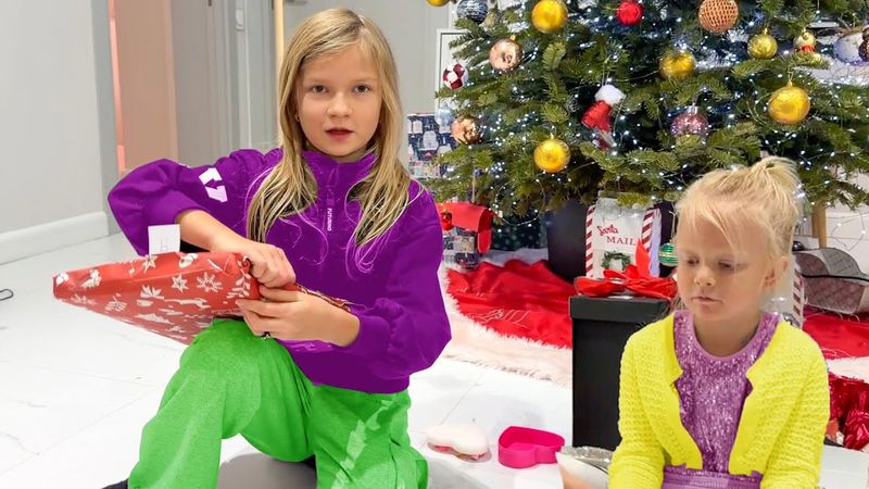 СОФИЯ И НИКА РАСПАКОВЫВАЮТ НОВОГОДНИЕ ПОДАРКИ ПОД ЕЛКОЙ. СОФУНЬЯ ШАЛУНЬЯ