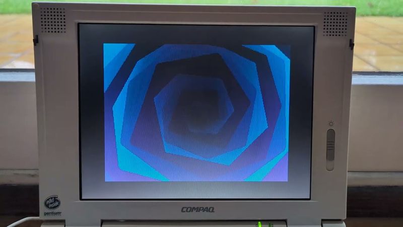 Compaq LTE 5280 Vintage laptop Pentium 120 16Mo HDD 1.3Go windows 98 retrogaming