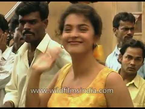 Juhi Chawla - atriz de Bollywood em sua juventude, no set