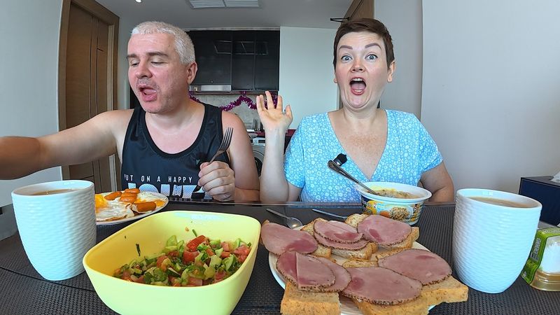 Мукбанг и как Вован меня только ТЕРПИТ с таким характером? Когда РАЗВОД?! Семейный обед в Паттайе