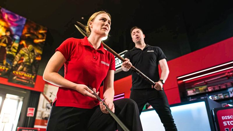 БРИТТ ОПОЗДАЛА НА РАБОТУ