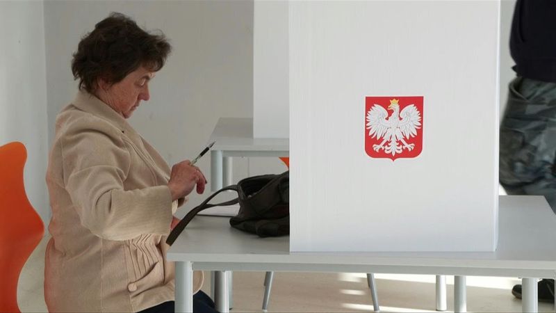 Divided Poles cast their votes in a tight presidential election | AFP