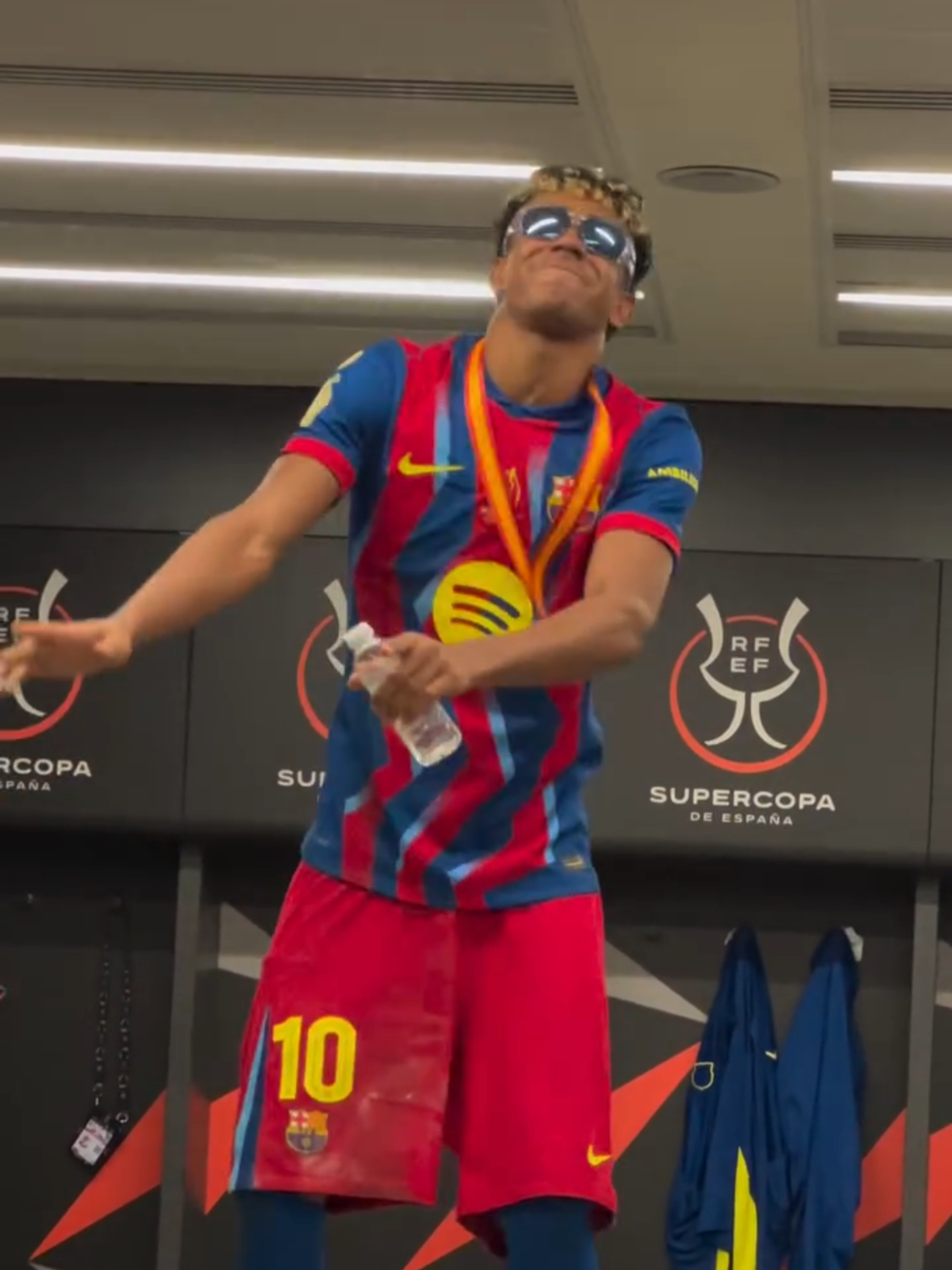 😎🎧  Lamine Yamal, liderando dentro y fuera #fcbarcelona #barcelona #b...