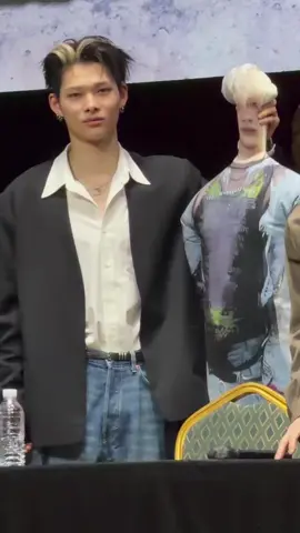 boneka kayak gini memang lagi trend😭 ni-ki the sin vanish fansign tod...