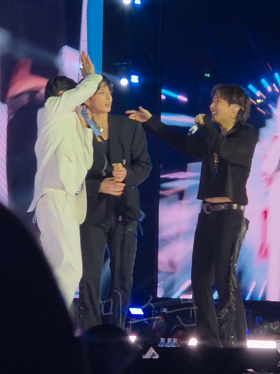 Bts J-hope and Jungkook as back up dancer of Jin 😅💜💜