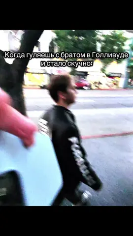 Там тип напополам согнулся