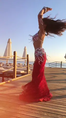 А как бы вы отреагировали, если бы увидели восточный танец на берегу ...