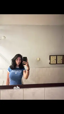 Aynada foto çekilmeyi seven biri sanırım…📷🪩