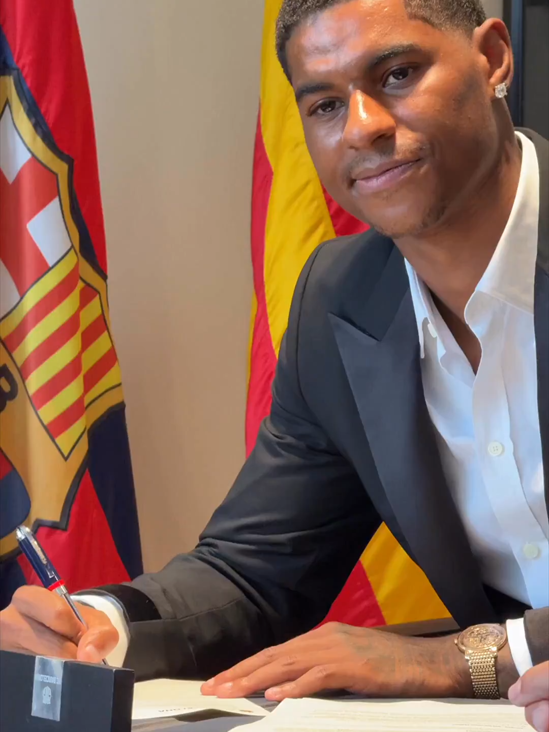 🔏 Marcus Rashford signe son contrat avec le Barça ! 🤩 📸 FC Barcelona ...