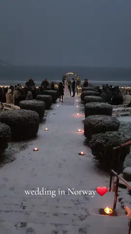 Å få vie ett par under disse omgivelsene var utrolig vakkert🤍  Vurder...