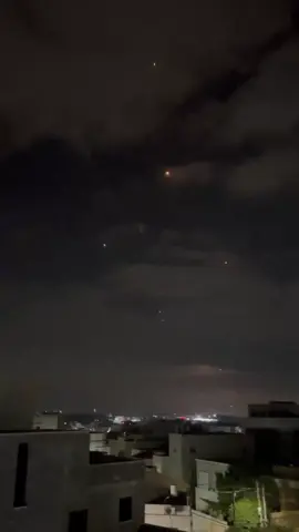 Momento exato em que um míssil balístico iraniano atinge diretamente ...