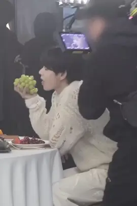 Do you think Taehyung is intimidated by women? Hahaha no #taehyung #v...